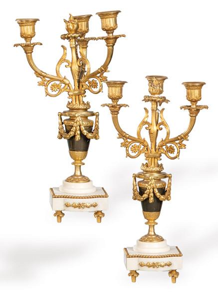 Pareja de candelabros bronce y mármol blanco, estilo Luís XVI, Francia S. XIX.