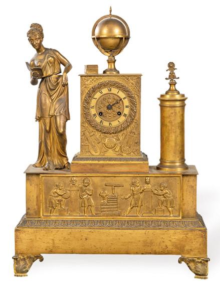  Reloj de sobremesa Carlos X en bronce dorado. Sobre basamento rectangular en la que se representan a las artes.
