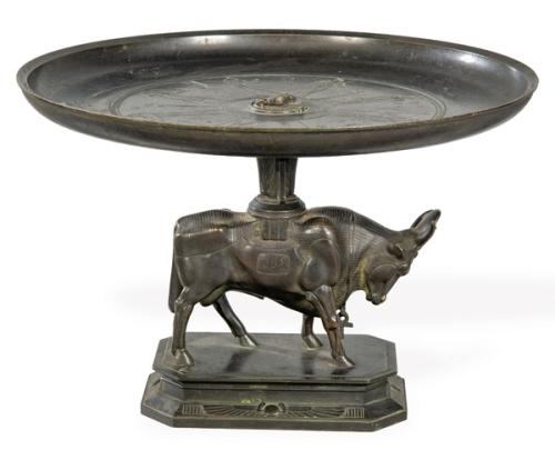 Centro de mesa de inspiración egipcia en bronce patinado, Francia S. XIX.