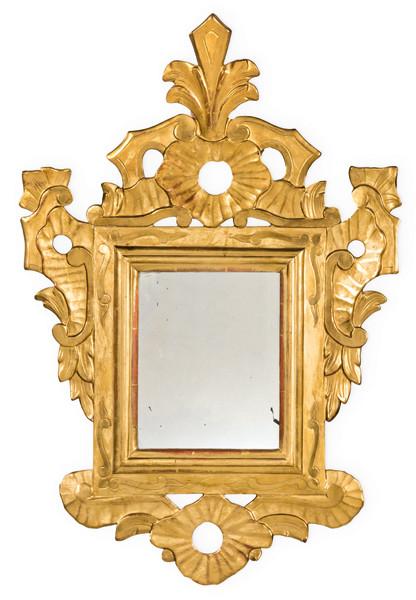 Marco de espejo en madera tallada, calada y dorada.