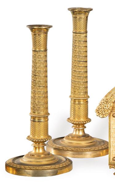 Pareja de candeleros Carlos X de bronce dorado, Francia h. 1820.
