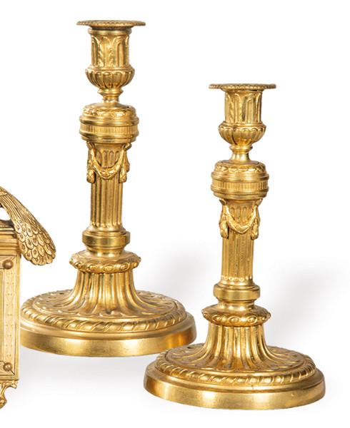 Pareja de candeleros de bronce dorado estilo Luís XVI, Francia S. XIX.