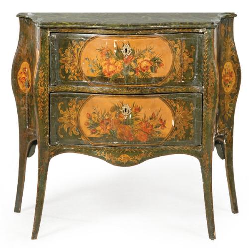 Cómoda rococó veneciana en madera lacada de perfil curvo con dos cajones superpuestos. Decoradas con escenas de ramos de flores en cartelas y motivos vegetales sobre fondo verde. Tapa pintada imitando marmol verde. 