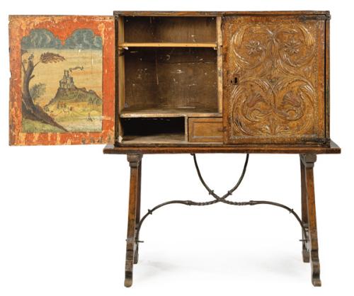 Armario con dos puertas cortas abatibles en madera de nogal, con decoración tallada con motivos vegetales, dorada y parcialmente policromada. Cataluña, S. XVIII