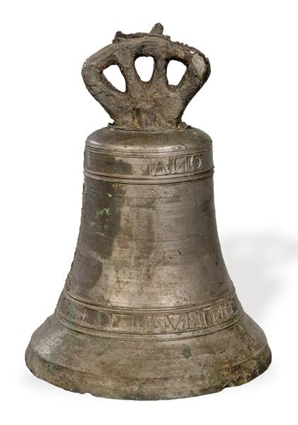 Campana de hierro colado con la inscripción "Soi de Paulino Florez Ano 1754" y anagrama de IHS.