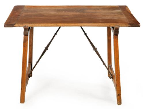 Mesa plegable, de forma troncopiramidal, con dobles cabezas, bisagras y fiadores de hierro rectos y abalaustrados.