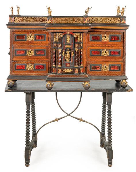 Bargueño Carlos II en madera de nogal, madera ebonizada y carey, con monturas de bronce.