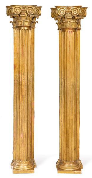 Pareja de columnas compuestas, de madera tallada y dorada, España h. 1800.
