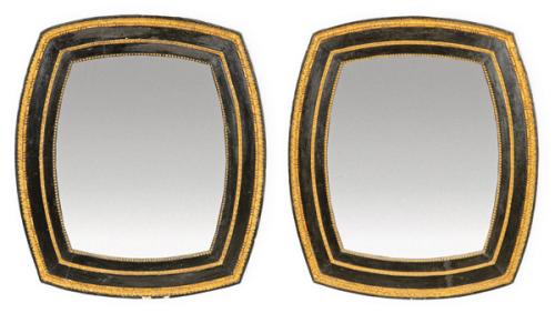 Pareja de marcos de espejo con cuatro lados ligeramente convexos en madera tallada, pintada de negro y parcialmente dorada.