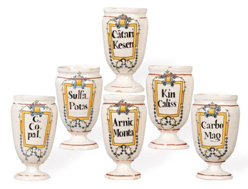 Conjunto de 6 frascos de farmacia o albarelos tipo copa en loza esmaltada y pintada de Narcís Viader Seguí.