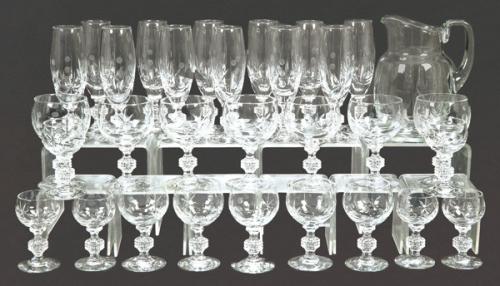 Cristalería de cristal de Bohemia tallado transparente con nudo en el vástago tallado con puntas de diamante.