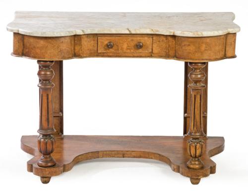  Cónsola victoriana en madera de caoba tallada con tapa de mármol blanco. Inglaterra, mediados S. XIX