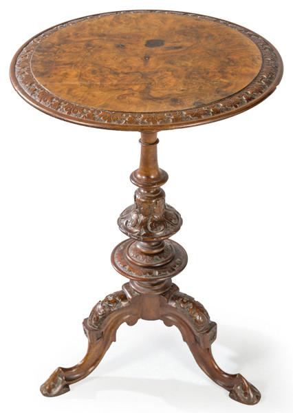  Mesa auxiliar Chippendale de pedestal sobre tres patas en madera de caoba tallada y torneada, con tapa en raíz de nogal. Inglaterra, mediados S. XVIII