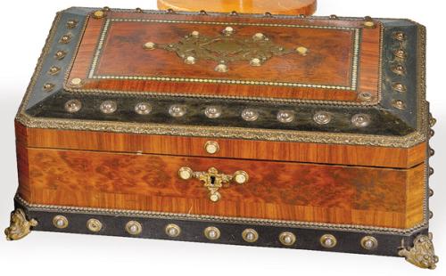 Caja de madera isabelina