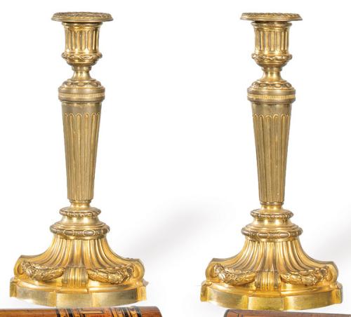 Pareja de candeleros de bronce dorado estilo Luís XVI