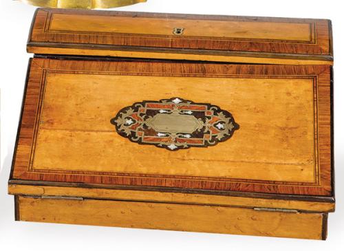 Escritorio de mesa Napoleón III en raiz de arce y caoba con marquetería e latón y palo de violeta h. 1860