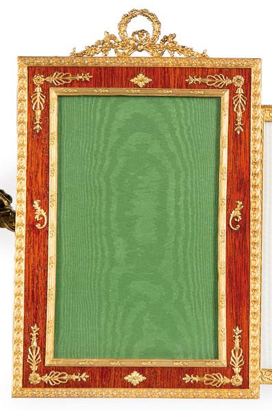 Marco estilo Luís XVI en bronce dorado y caboa con decoración de hojas y aplicaciones, Francia ff. S. XIX