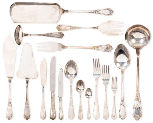 Cubertería de plata española punzonada 1ª Ley de la Cruz de Malta, modelo Luís XVI, con iniciales grabadas "MP".