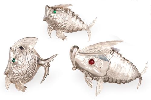 Tres saleros en forma de pez de plata española punzonada 1ª Ley.
