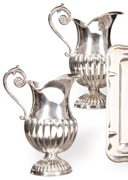 Pareja de jarras de plata española punzonada 1ª Ley de Montejo.