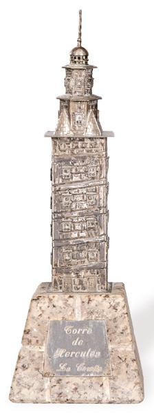  Torre de Hércules de plata española sin punzonar sobre base de granito con inscripción "Torre de Hércules La Coruña