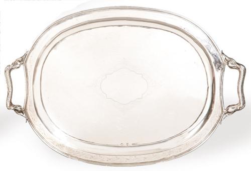 Bandeja oval de dos asas de plata española punzonada de Vega y Roja y fiel contraste de Antonio Merino, Córdoba 1889.