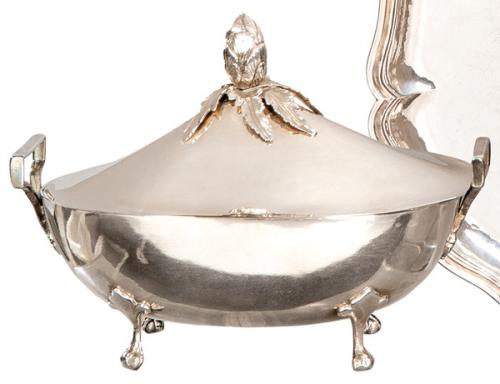 Sopera de plata española punzonada de Antonio Santa Cruz y Diego de la Vega y Torres, Córdoba 1825.