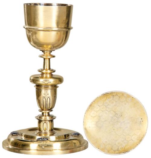 Cáliz de plata española sobre dorada y cabujones de esmalte, de estilo cortesano, primera mitad del siglo XVII.