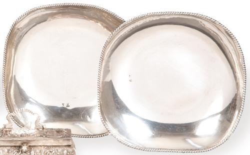 Pareja de centros de mesa cuadrangulares de plata española punzonada 1ª Ley.
