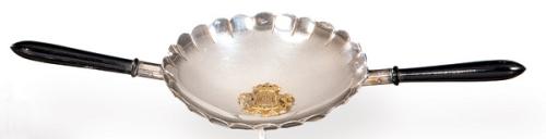 Chofeta con escudo de San Sebastian de plata con etiqueta de Talleres de platería Satrústegui de San Sebastián.