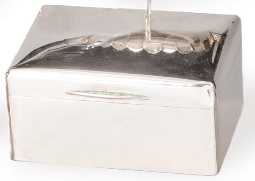 Caja de madera forrada en plata inglesa punzonada Ley Sterling, Londres 1914.