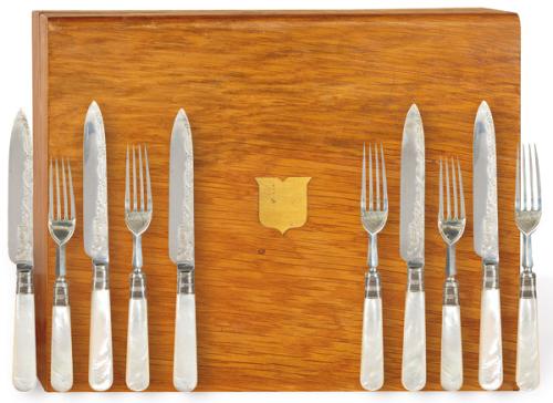 Juego de tenedor y cuchillo de merienda para doce servicios,  de plata inglesa punzonada Ley Sterling de Levesley Brothers Sheffield  1907.