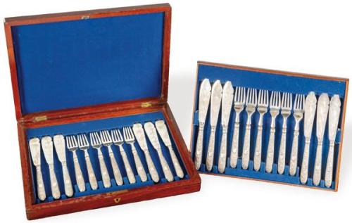  Juego de tenedor y cuchillo para doce servicios de metal plateado, con marcas HM 90ff. S. XIX.