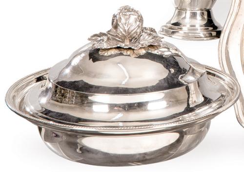 Mantenedor circular de plata y metal plateado con marcas no identificadas.