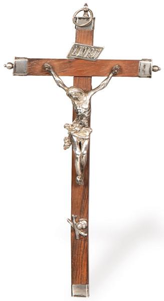 Cristo crucificado en plata con cruz de palosanto con guardas, cartela del INRI y la calavera de Adán en plata.