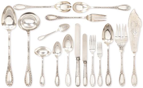 Cubertería de plata española punzonada Ley 916 de Matilde Espuñes pp. S. XX con decoración de motivos vegetales.