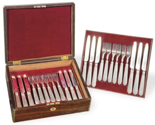 Juego de tenedor y cuchillo de merienda en plata inglesa punzonada Ley Sterling de William Eaton, Londres 1813.