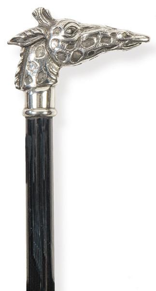 Bastón con cabeza de jirafa en plata con punzón no identificado.