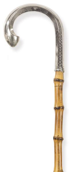 Bastón con empuñadura tipo cayado en plata con marcas no identificadas y vara de bambú.