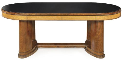 Mesa de comedor extensible art decó, con tapa ovalada de cristal negro, sobre estructura en madera de palisandro con cintura en raíz de arce.