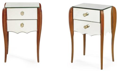 Pareja de mesas de noche art decó, con estructura de madera cubierta de espejos, con dos cajones. Sobre patas en madera.