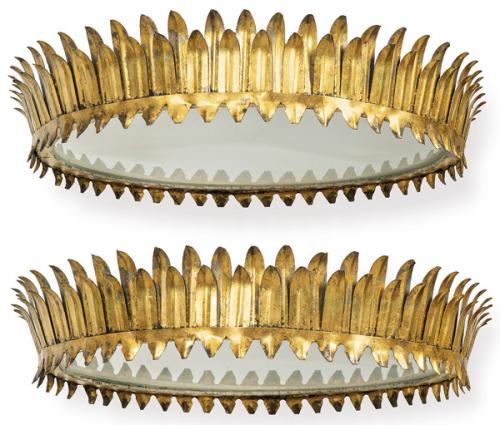 Pareja de apliques de techo o pared en metal dorado con diseño de corona modelados en forma radial de hojas puntas lanceoladas.