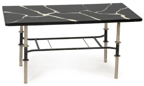 Mesa de centro con estructura de metal cromado y pintado de negro, con tapa de madera aglomerada y melamina marmorizada.