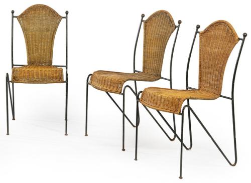 Conjunto de tres sillas de Frederic Weinberg, con estructura de varillas de hierro curvado y ratán trenzado. 