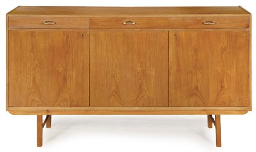 Aparador en madera de teca, con tres cajones sobre puertas abatibles y patas cuadradas.