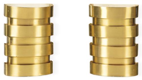 Pareja de apliques de pared siguiendo el modelo V-155 de Hans-Agne Jakobsson en latón sobre estructura de metal pintado de blanco.