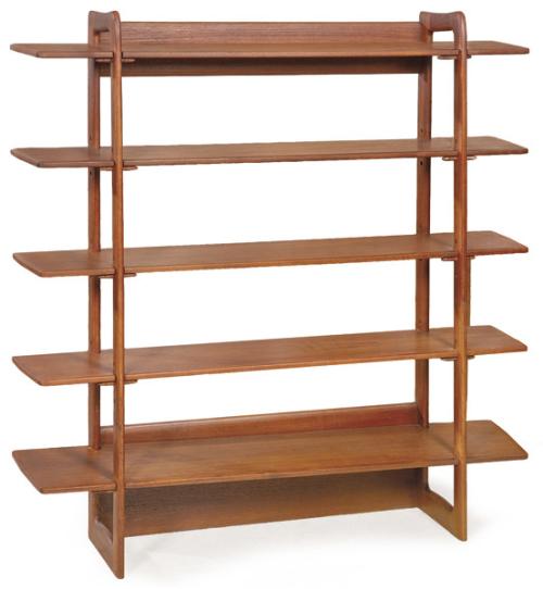 Librería SWISS TEAK en madera de teca, con baldas regulables en altura.