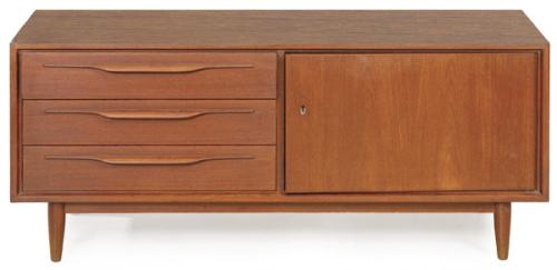 Aparador SWISS TEAK en madera de teca, con tres cajones y una puerta abatible con tiradores de madera integrados.