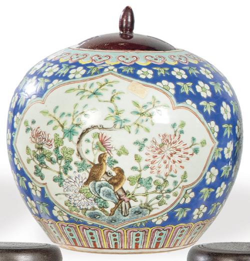 Jarrón chino esférico de porcelana con esmaltes polícromos, Dinastía Qing S. XIX.