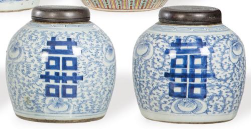 Pareja de botes de jengibre de porcelana china azul y blanco, Dinastía Qing S. XIX.